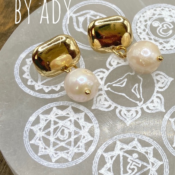 Chunky baroque Biwa Pearl drops gold statement studs earrings